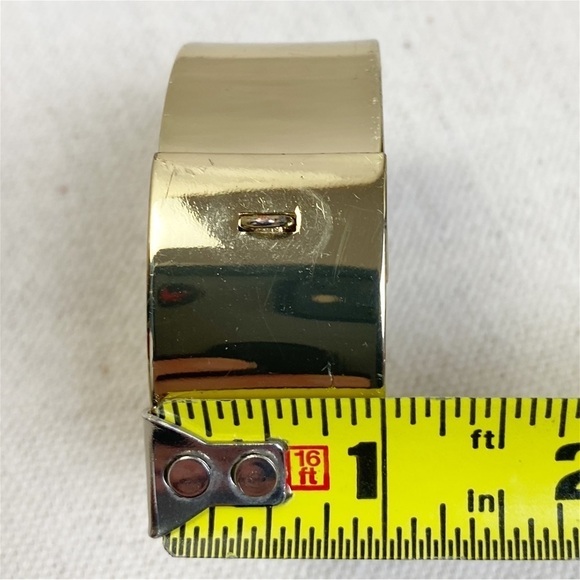 Gold tone wide safety chain bangle bracelet - Picture 4 of 5